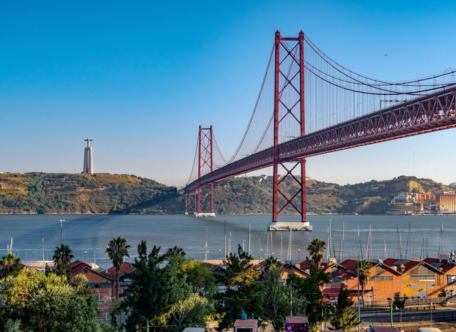 Ponte vermelha, construída em aço. Em Portugal.