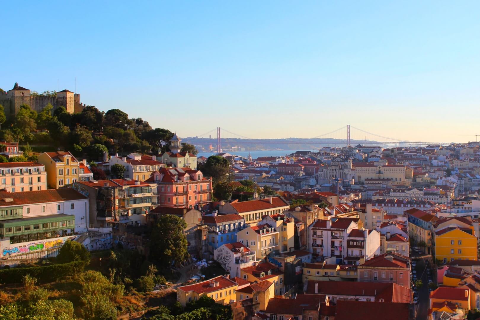Colina, no alto de Lisboa.