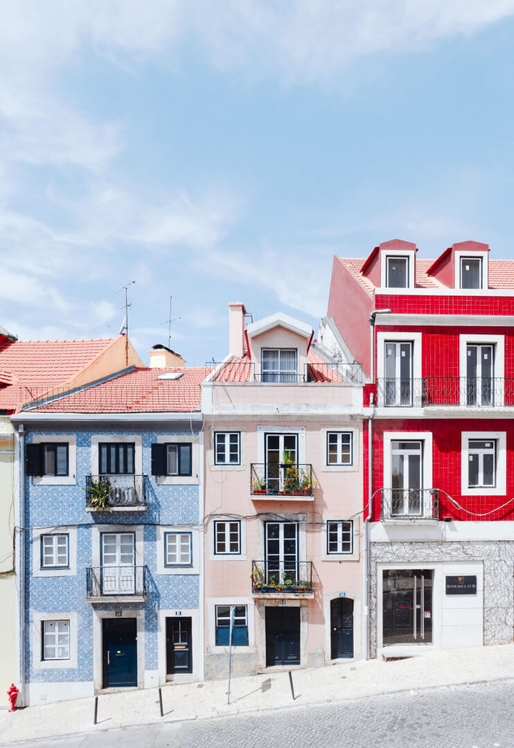 Três prédios coloridos, em Portugal.