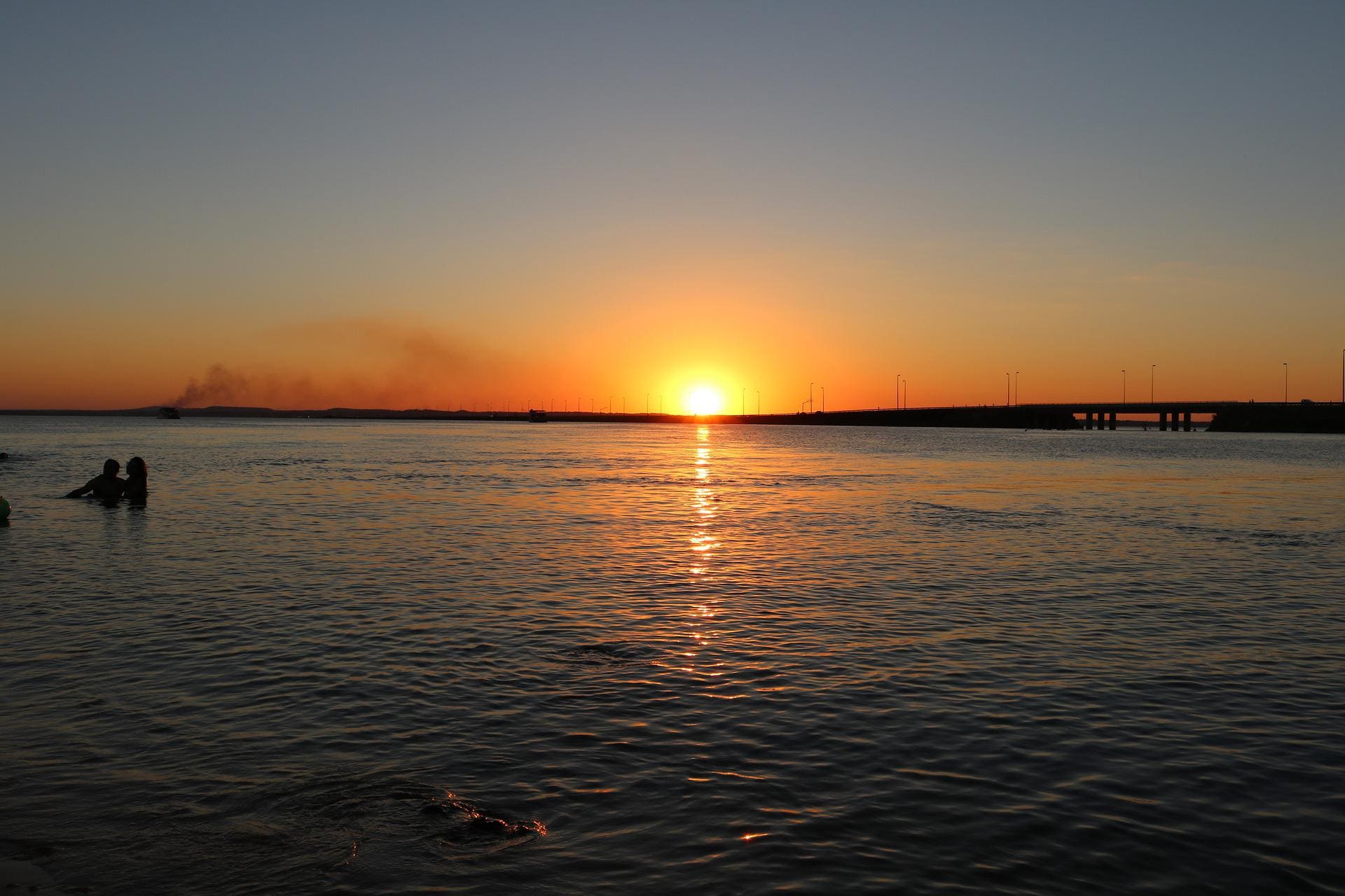 Pôr do sol no mar. Imagem disponível em Pixabay.
