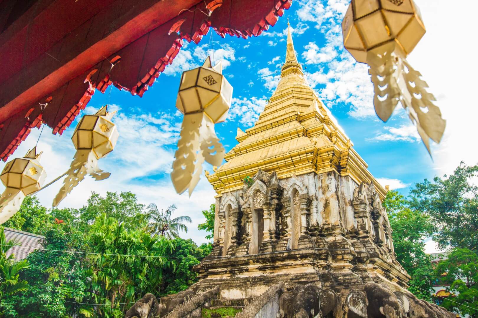 Construção tailandesa antiga, em branco e dourado. Imagem disponível em Unsplash. 