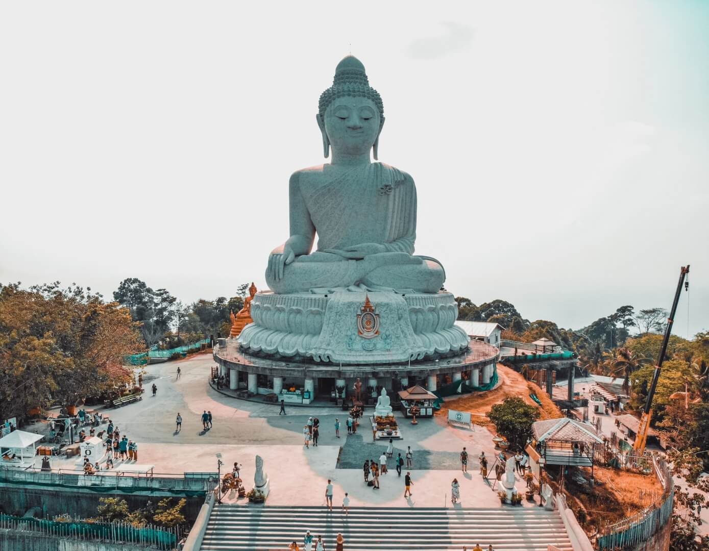 Estátua gigante de concreto de Buda. Imagem disponível em Unsplash.