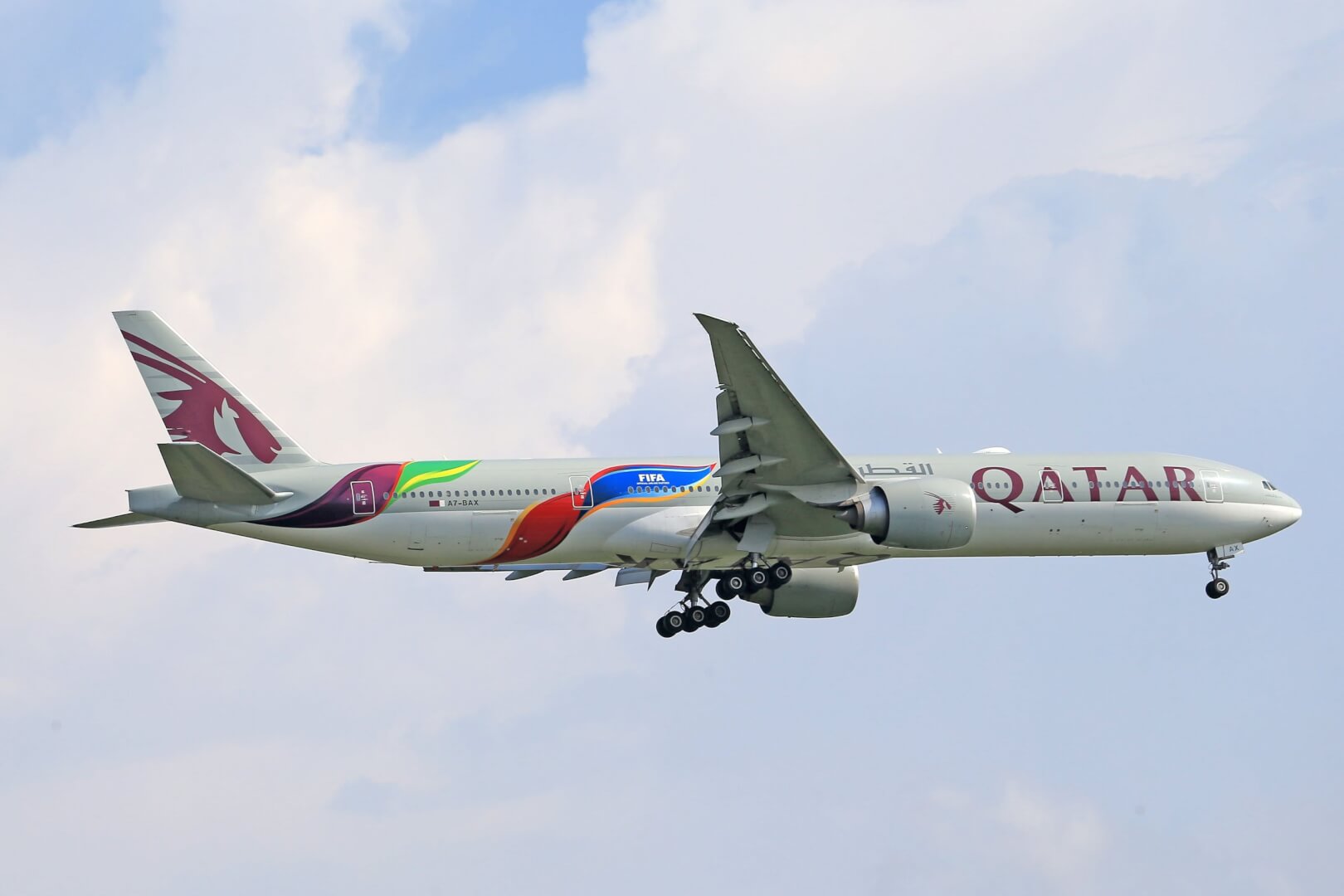Avião no ar, da companhia Qatar Airways.. Imagem disponível em Pexels.