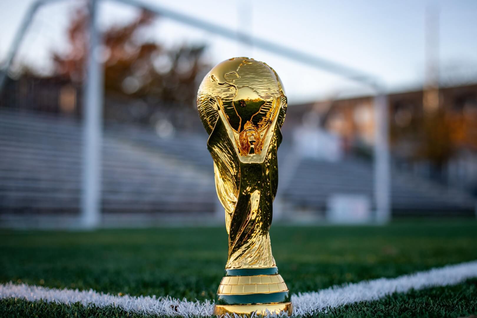 Taça da competição mundial de futebol. Imagem disponível em Unsplash.