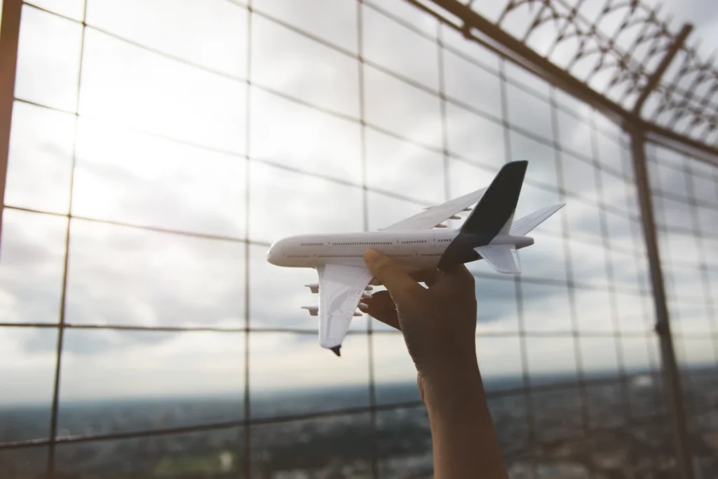 Menino com avião na mão representando como usar milhas