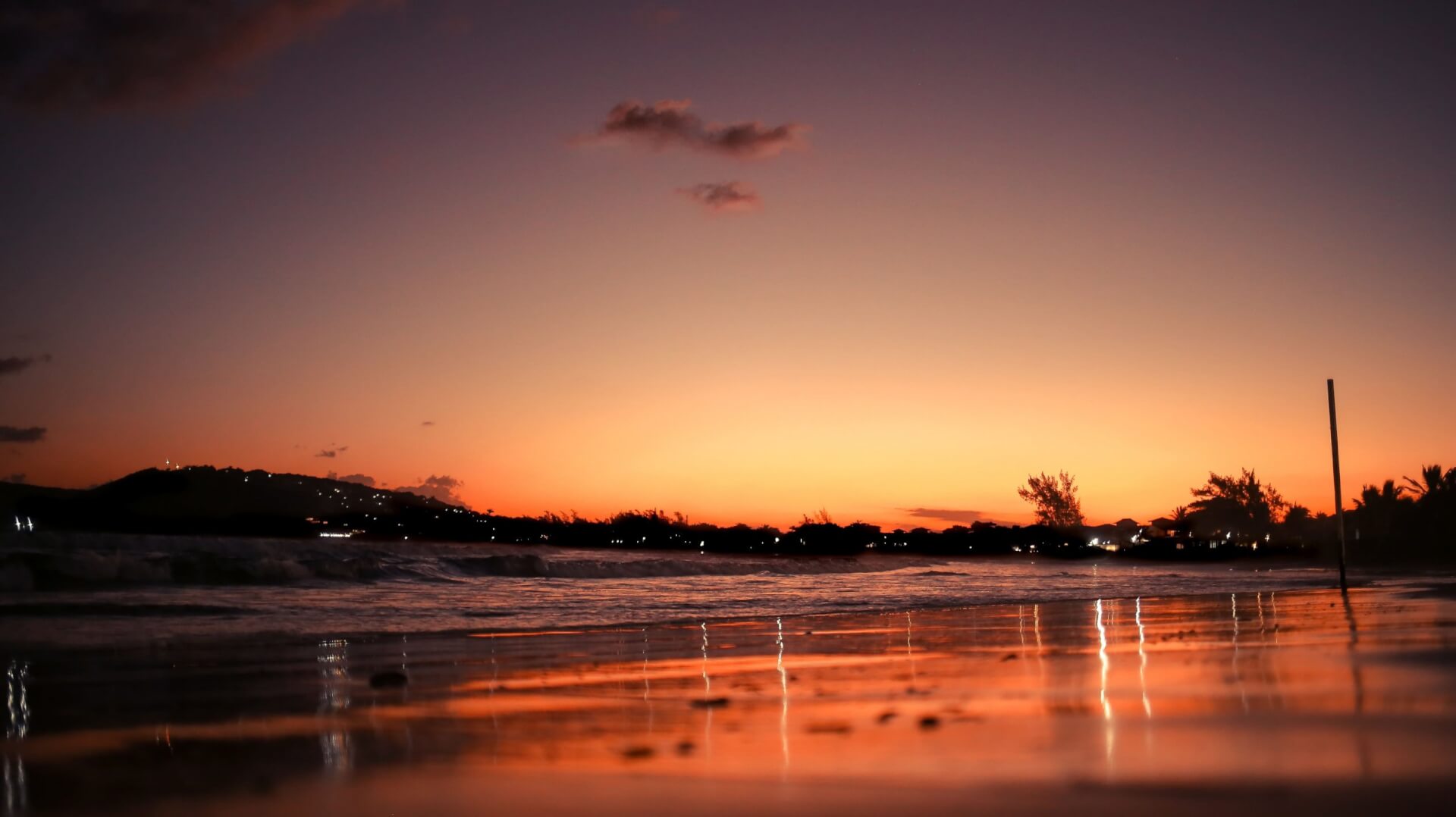 Pôr do sol deixa o céu do litoral de Búzios alaranjado. Imagem disponível em Unsplash.