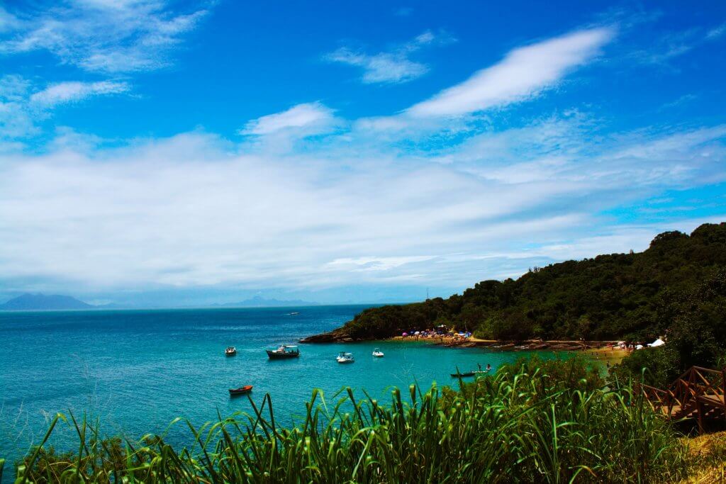 Vista do litoral de Búzios, com mar e céu azuis. Imagem disponível em Unsplash.