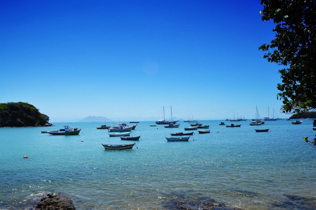 Mar em Búzios, com várias embarcações. Imagem disponível em Pixabay.