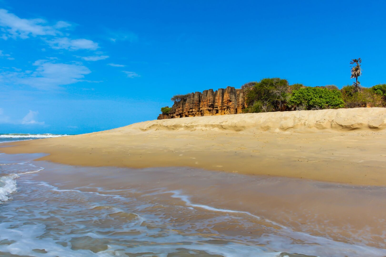 Praia de Tourinhos, em São Miguel do Gostoso. Imagem disponível em Shutterstock.