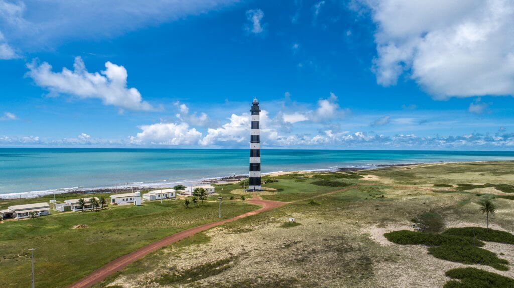 Farol preto e branco na praia de São Miguel do gostoso. Imagem disponível em Shutterstock.