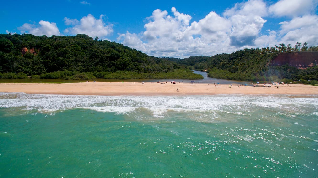 Praia de Taípe, localizada entre Arraial d'Ajuda e Trancoso. Imagem disponível em unsplash.