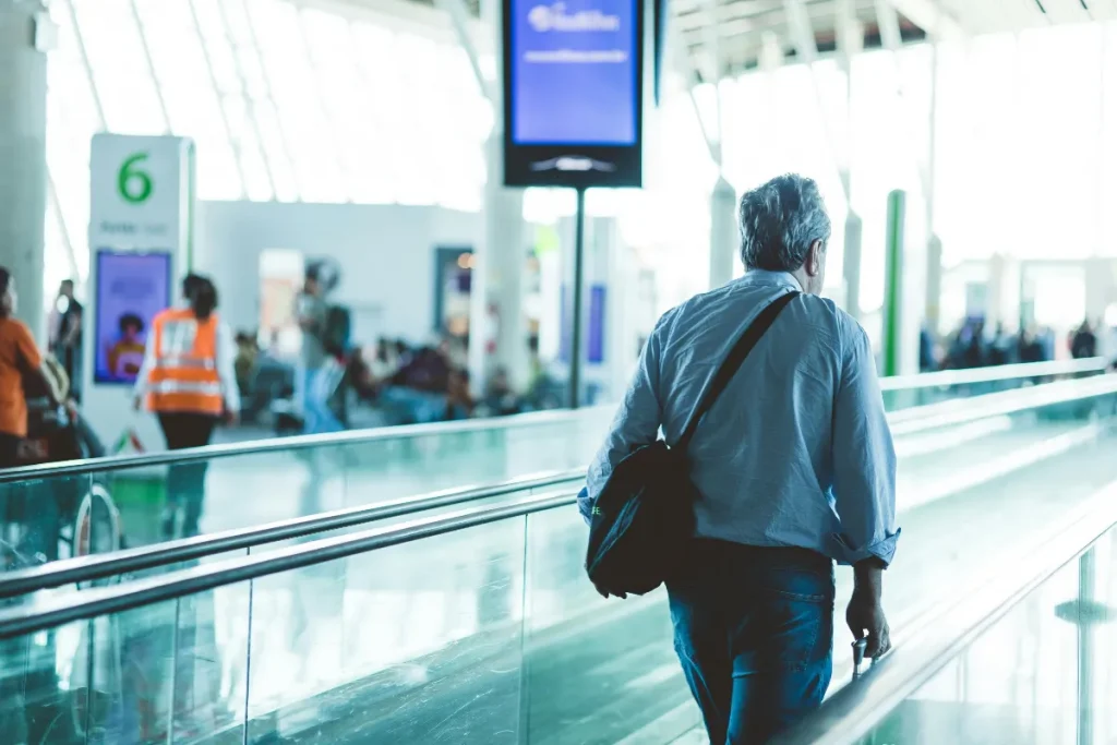 homem em aeroporto em escala