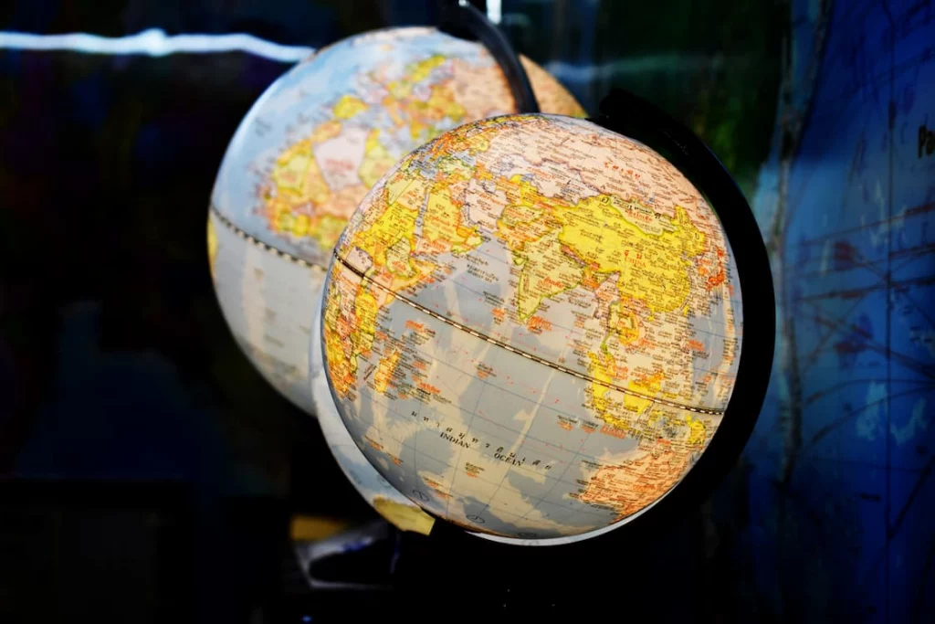 Miniatura de globo terrestre.