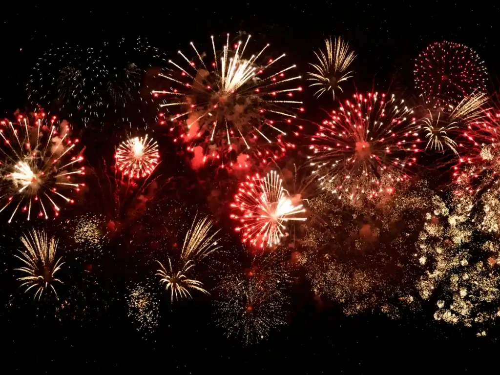 Imagem de fogos de artifício representando lugares baratos para viajar no réveillon.