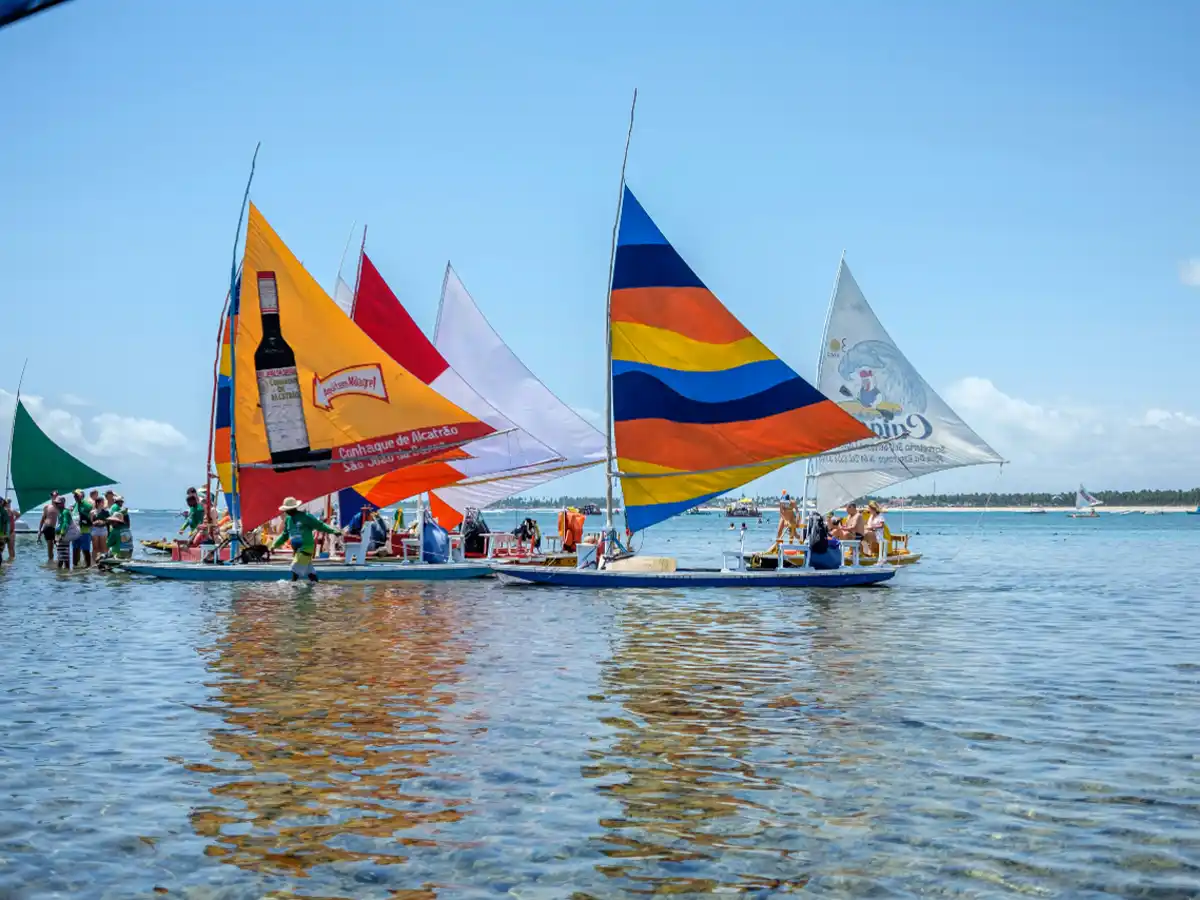 Passeio de jangada nas piscinas naturais de Porto de Galinhas.