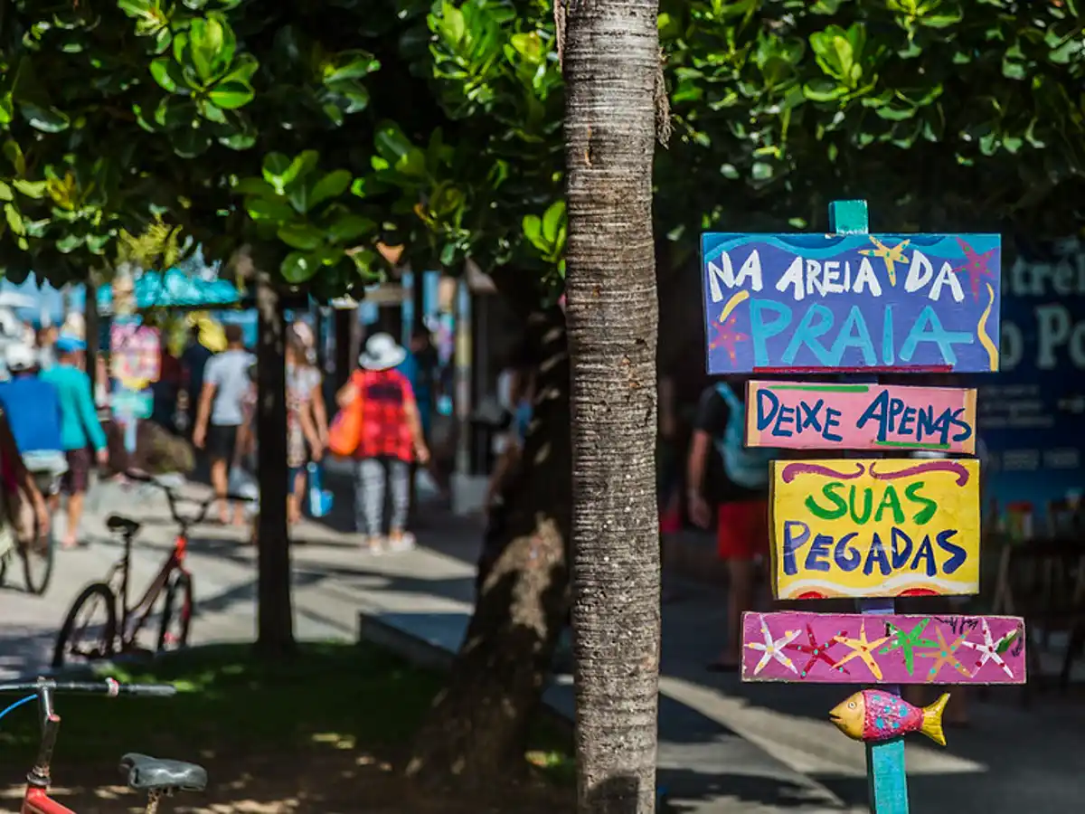 Placas coloridas com escritas distribuídas no Centrinho de Porto de Galinhas.