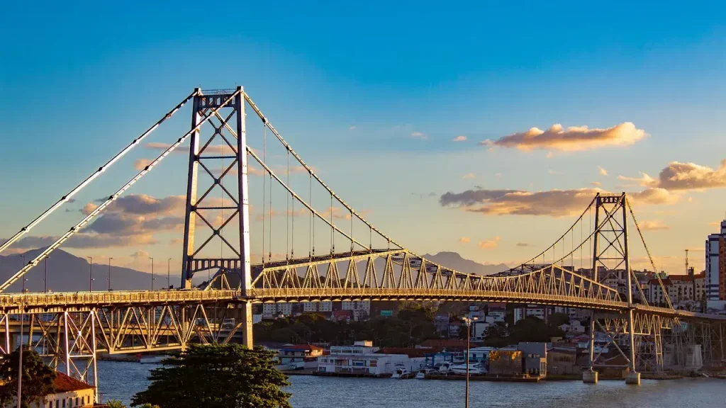 Ponte Hercílio Luz, cartão-postal de Florianópolis