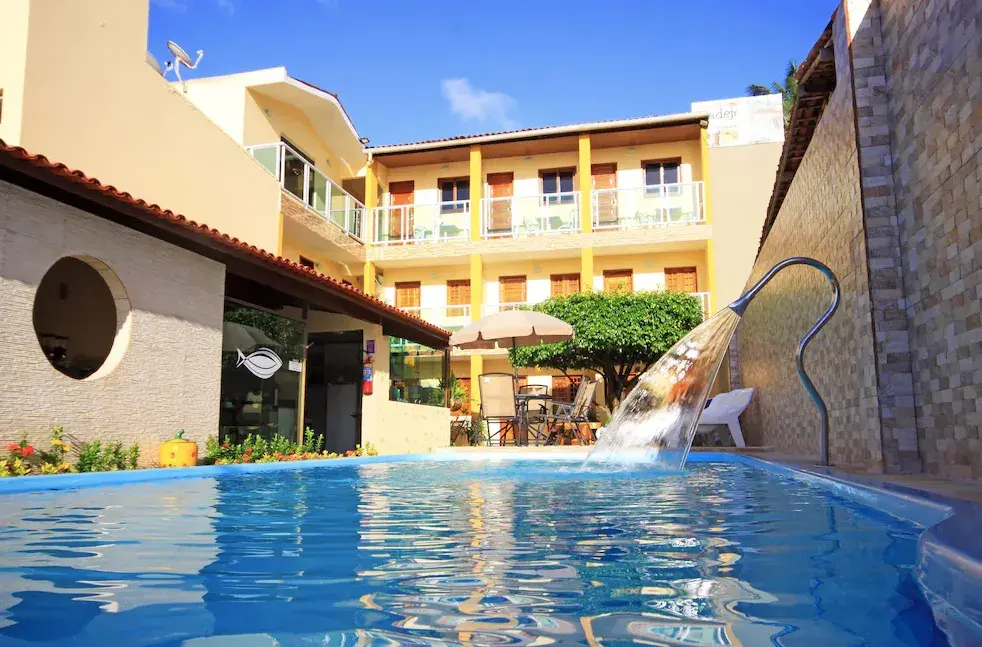 Os quartos da Pousada Badejo em Japaratinga com vista para a piscina