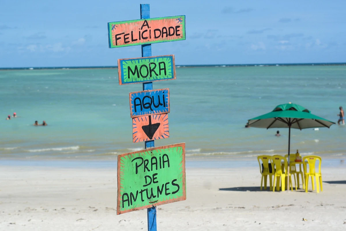 Placa com mensagem na Praia de Antunes, Maragogi.