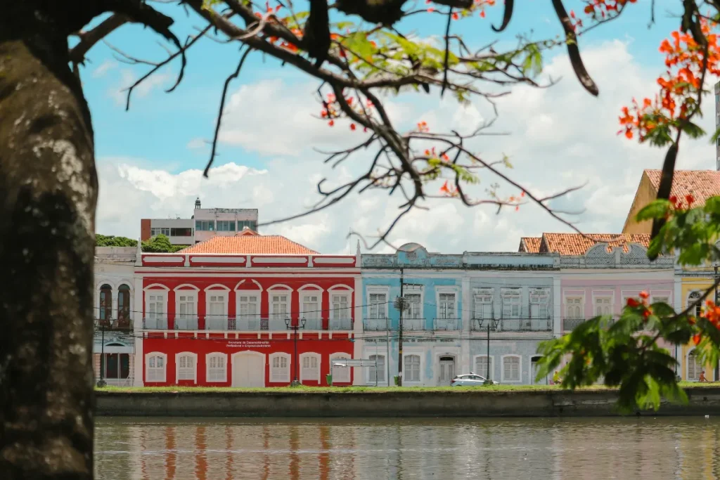 um edifício vermelho ao lado de um corpo de água - Recife