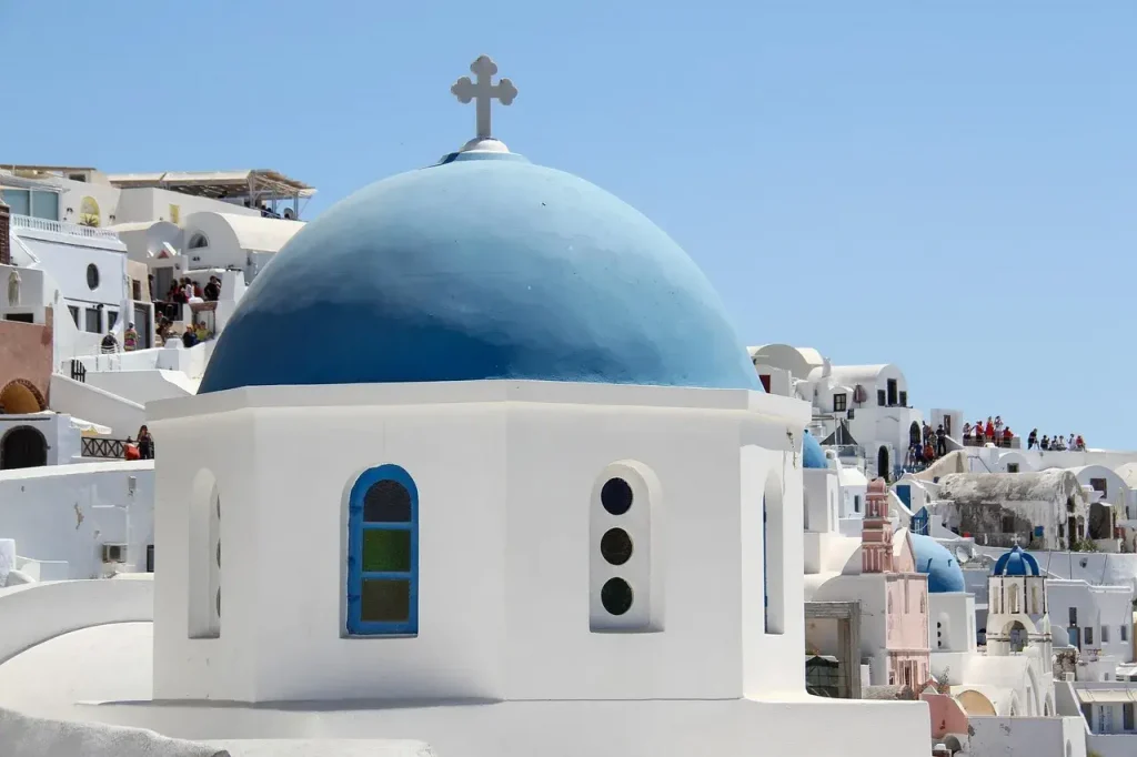 Casinhas de areia branca são símbolo de Santorini 