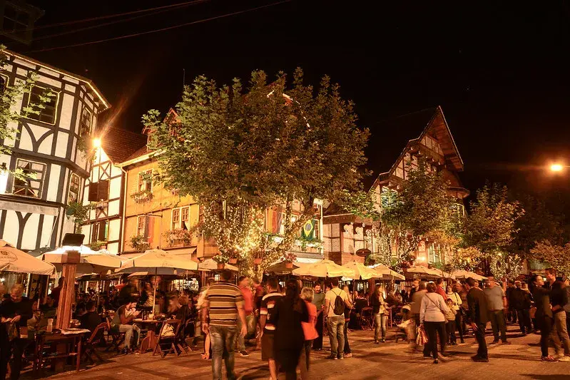 O centro de Capivari, em Campos do Jordão, com sua agitação noturna