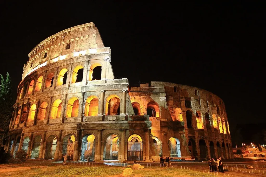 Coliseu iluminado (Foto: Pixabay)