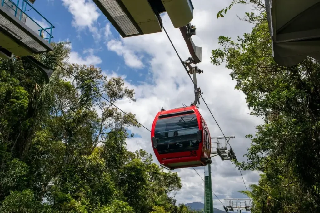 Teleférico vermelho sob o céu azul durante o dia