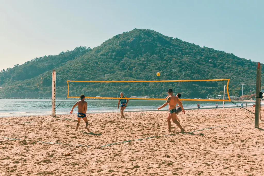 pessoas jogando võlei em praia de balneário Camboriú