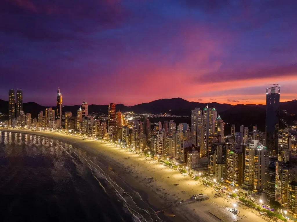 Praia Central de Balneário Camboriú com prédios gigantescos na orla