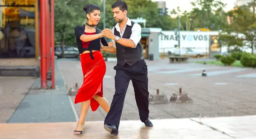 Um casal dança tango nas ruas de Buenos Aires