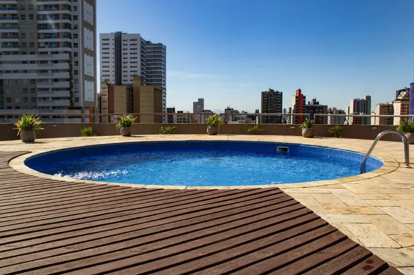 Área de lazer e piscina no hotel Bristol Brasil 500