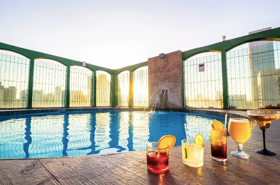 Área de lazer e piscina no Nacional Inn Curitiba Estação